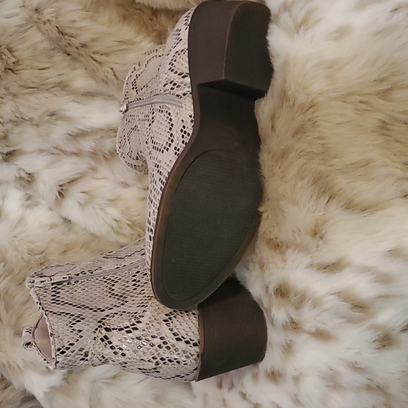 True Grit Cream/Tan Booties - Picture 4 of 5